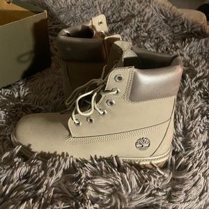 size 8 women grey timberland (new)